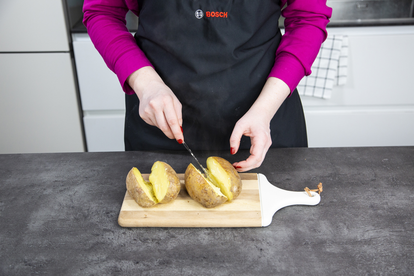 Die Kumpir werden aufgeschnitten.