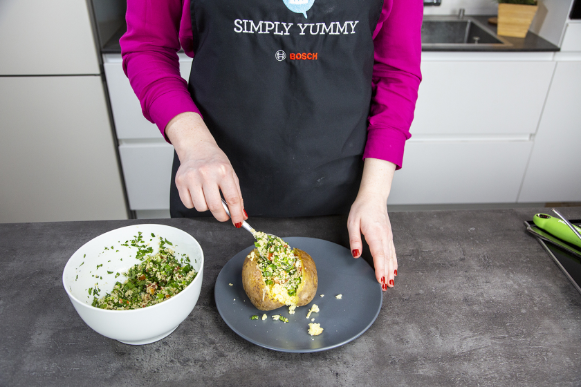 Die Kumpir werden mit Couscous gefüllt.