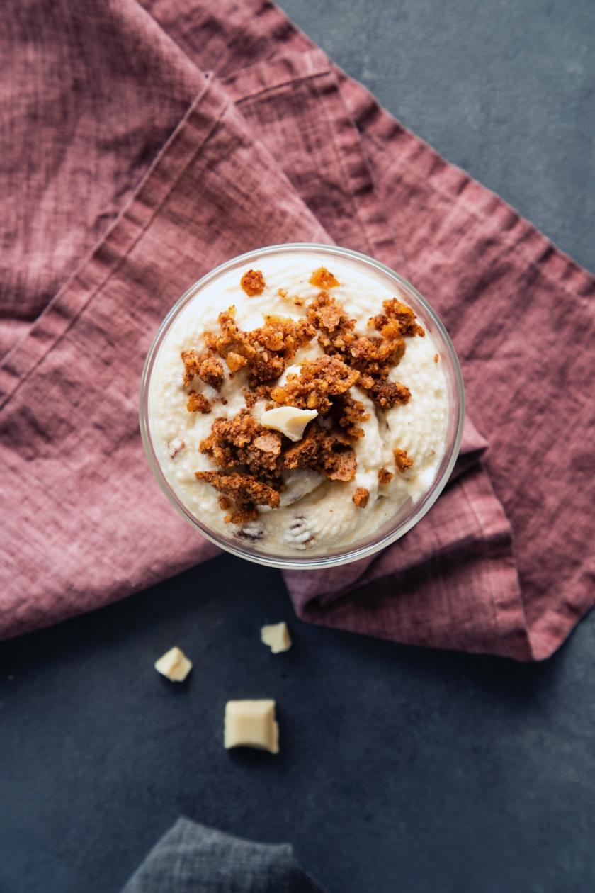 Glas mit Lebkuchenmousse von oben fotografiert.