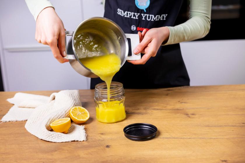 Lemon Curd wird in ein Schraubglas gefüllt.