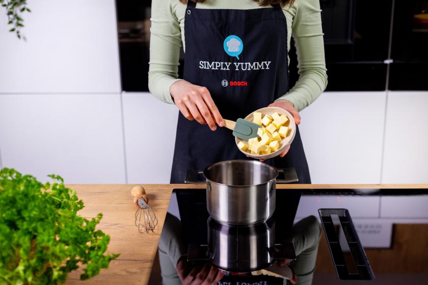 Butter in Würfeln wird in einen Topf gegeben.