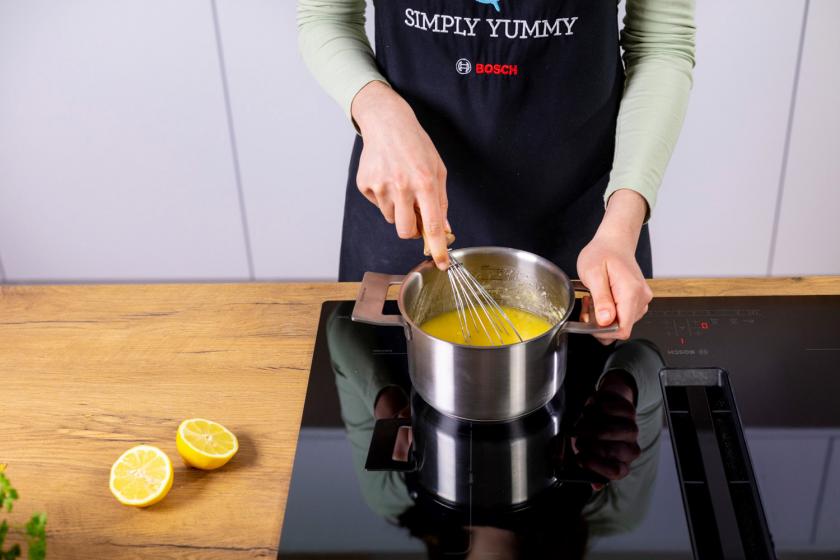Lemon Curd wird in einem Topf gerührt.