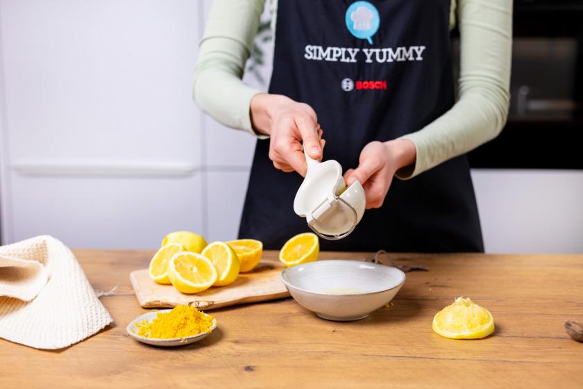 Zitrone wird mit einer Presse ausgedrückt.