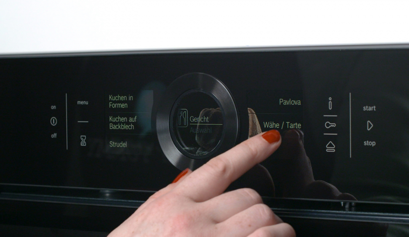 Der Backofen wird für die Zubereitung der Lemon Curd Tarte mit Balsamico-Kirschen angeschaltet.