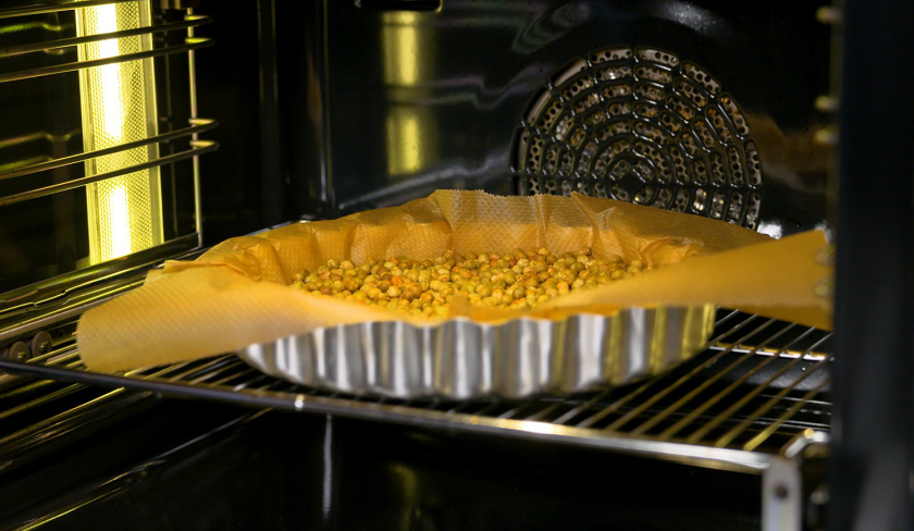 Der Boden der Lemon Curd Tarte mit Balsamico-Kirschen wird blind gebacken.