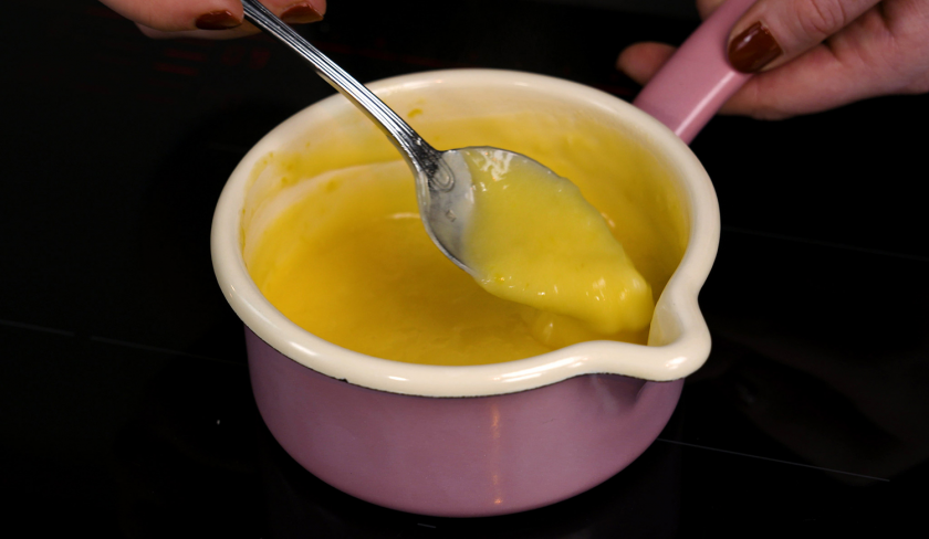 Die Füllung für die Lemon Curd Tarte mit Balsamico-Kirschen wird in einem Topf zubereitet.