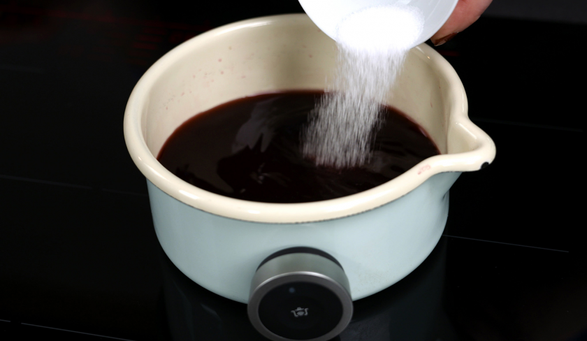 Für die Lemon Curd Tarte mit Balsamico-Kirschen wird Zucker in Kirschsaft gegeben.