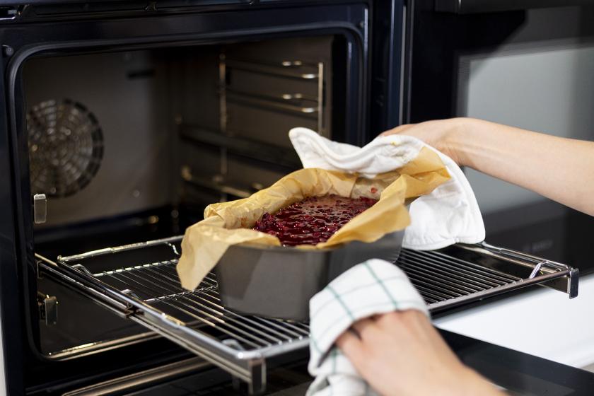 Der fertige Linsenbraten wird aus dem Ofen genommen.