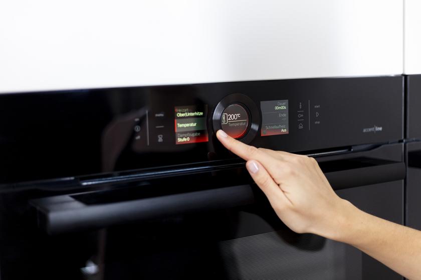 Der Backofen wird auf 200 °C Ober-7Unterhitze eingestellt.