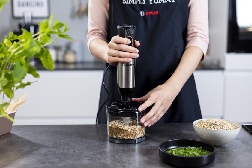 Leinsamen und Haferflocken werden mit einem Mixer gemahlen.