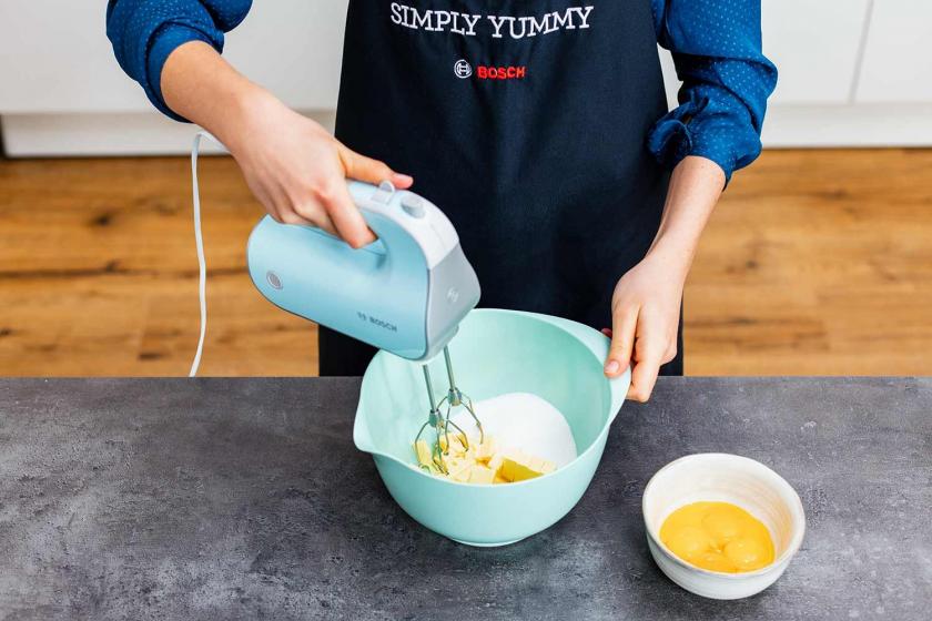 Für den Low Carb Nusskuchen werden Butter und Erythrit in einer Schüssel verrührt.