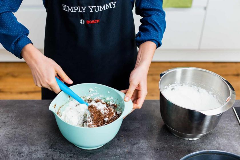 Unter den Teig für den Low Carb Nusskuchen wird Eischnee gehoben.