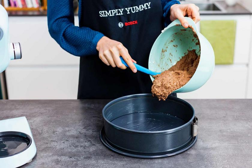 Der Teig für den Low Carb Nusskuchen wird in eine Backform gegeben.