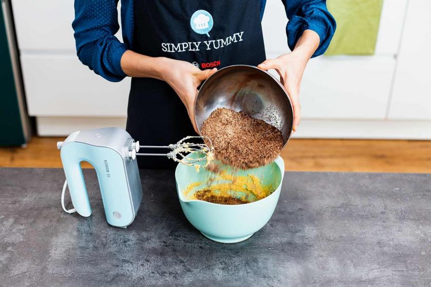 Trockene Zutaten für den Teig des Low Carb Nusskuchens werden werden in eine Schüssel gegeben.