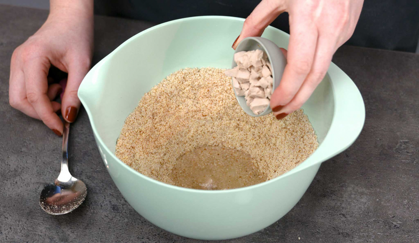 Für die Low Carb Avocado Pizza wird ein Vorteig angesetzt.