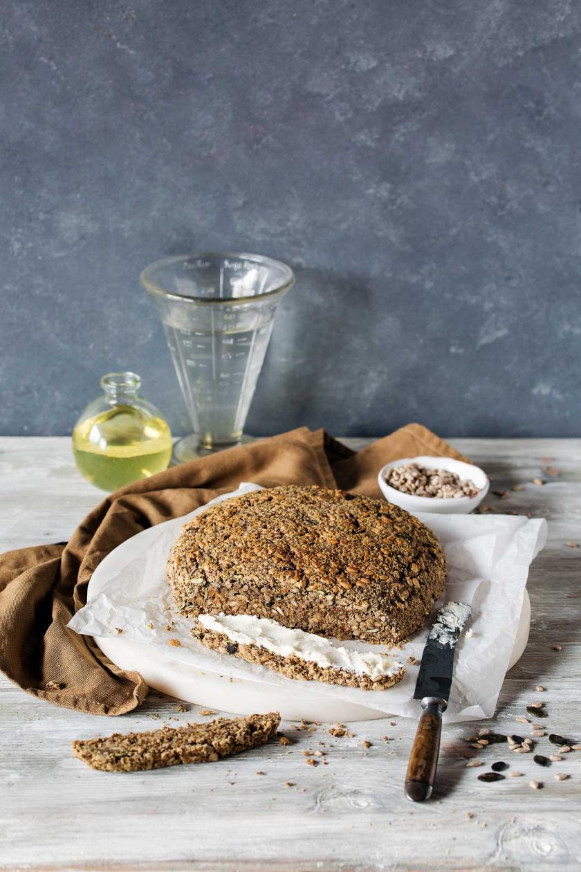 Veganes Low Carb Brot ohne Ei auf einem Küchentuch und angeschnitten.