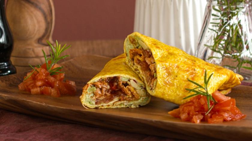 Aufgeschnittene Low Carb Wraps auf Holzbrett.