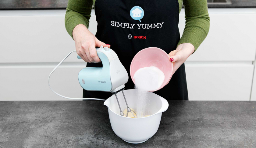 Für den Teig des Low Carb Zitronenkuchen mit Chia-Samen wird Erythrit in eine Rührschüssel gegeben.