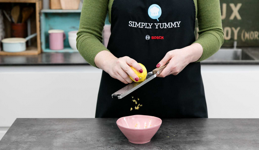 Für den Low Carb Zitronenkuchen mit Chia-Samen wird die Schale einer Zitrone abgerieben.