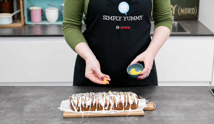 Der Low Carb Zitronenkuchen mit Chia-Samen wird mit den Samen verfeinert.