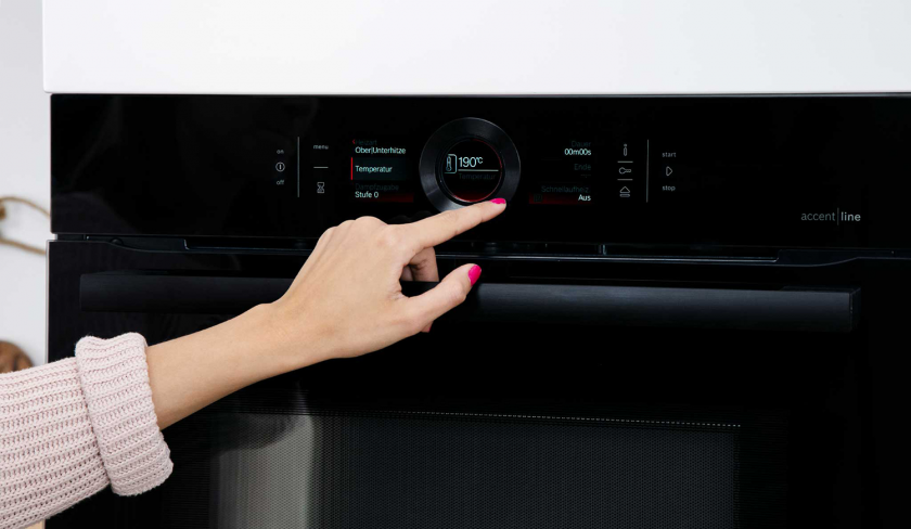 Der Backofen für die Zubereitung der Macadamia Cookies wird eingeschaltet.