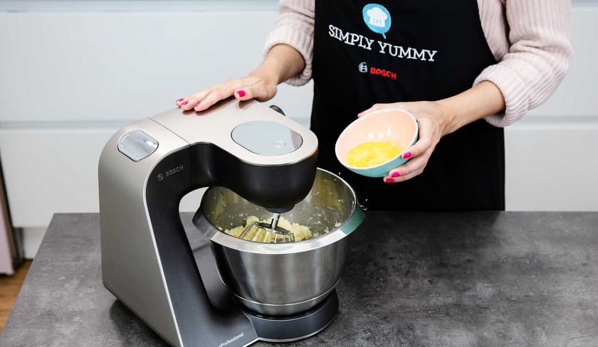 Für den Teig der Macadamia Cookies werden Eier in die Rührschüssel einer Küchenmaschine gegeben.