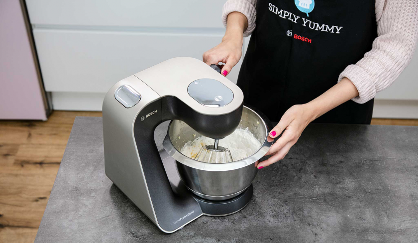 Die trockenen Zutaten der Macadamia Cookies werden in einer Küchenmaschine mit den restlichen Zutaten verrührt.