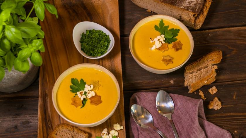 Zwei Schüsseln Maissuppe mit Knuspersternen on top.