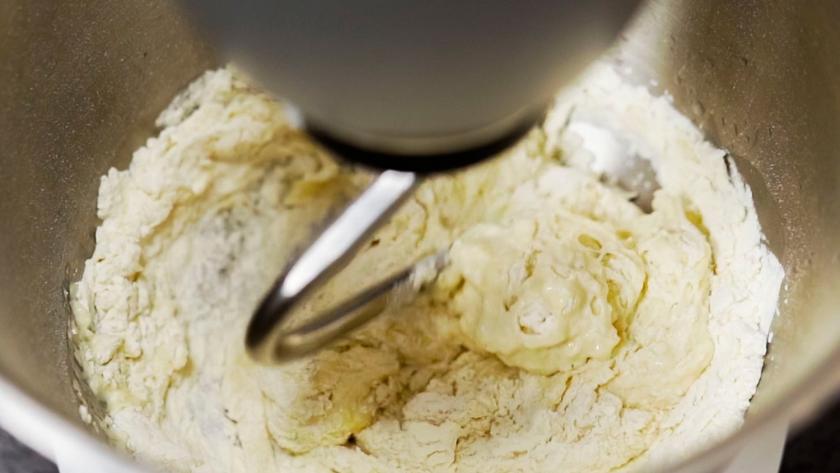 Der Teig für Manakish wird in einer Küchenmaschine geknetet.