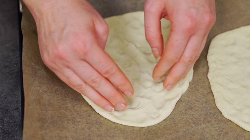 Die Manakish werden auf einem Backblech geformt.