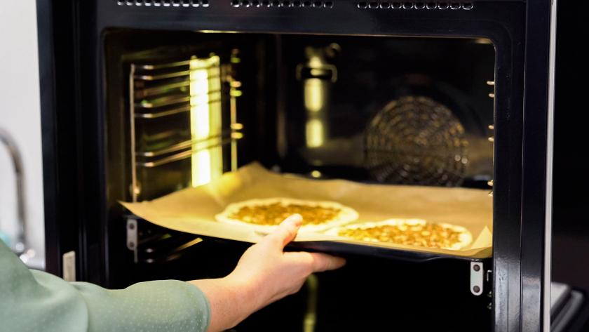 Manakish werden in den Ofen geschoben.