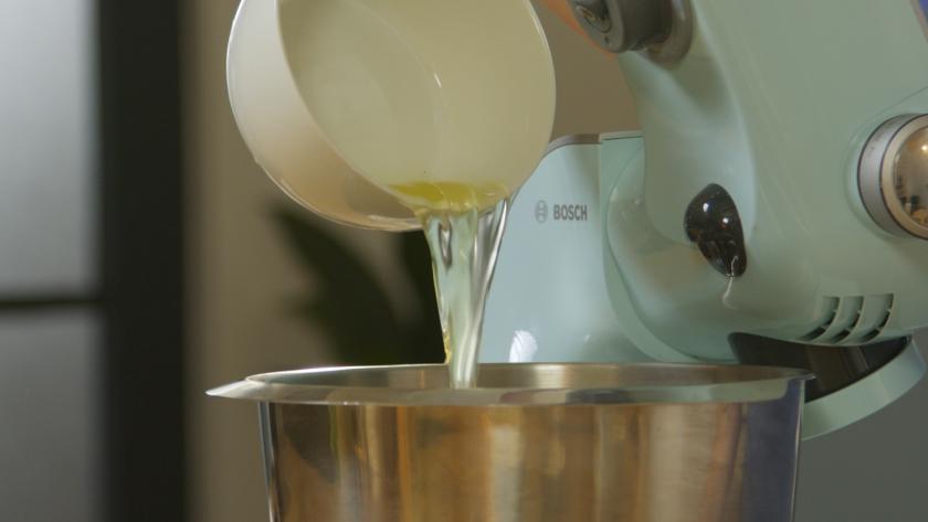 Eiweiß wird in die Rührschüssel einer Küchenmaschine gegeben.