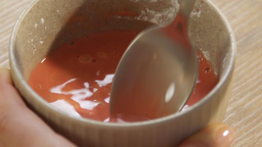 Kirschsaft wird mit Puddingpulver verrührt.