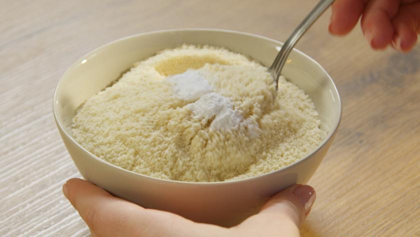 Gemahlene Mandeln werden mit Backpulver vermischt.