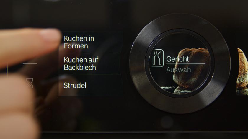 Der Backofen wird eingestellt.