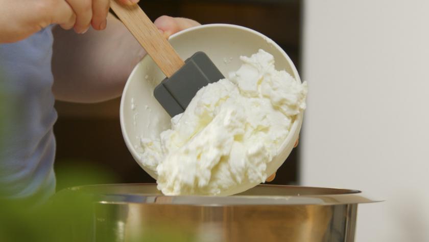 Quark wird in die Rührschüssel einer Küchenmaschine gegeben.