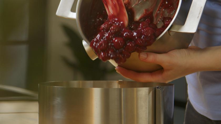 Kirschkompott wird auf den Boden der Mandel-Kirsch-Torte gegeben.