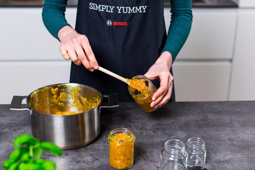 Mango Chutney wird in Gläser abgefüllt.