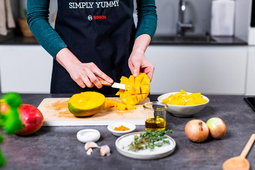 Mango wird in Stücke geschnitten.