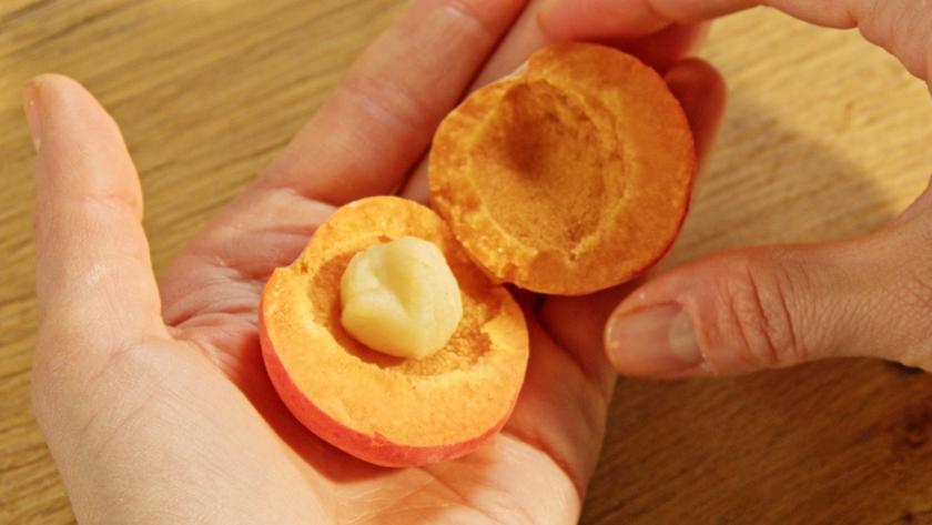 Aprikose wird mit Marzipan gefüllt.