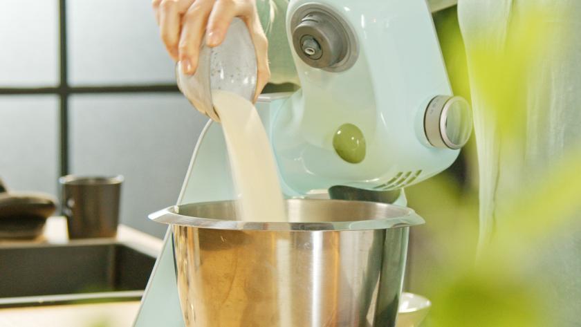 Grieß wird in die Rührschüssel einer Küchenmaschine gegeben.