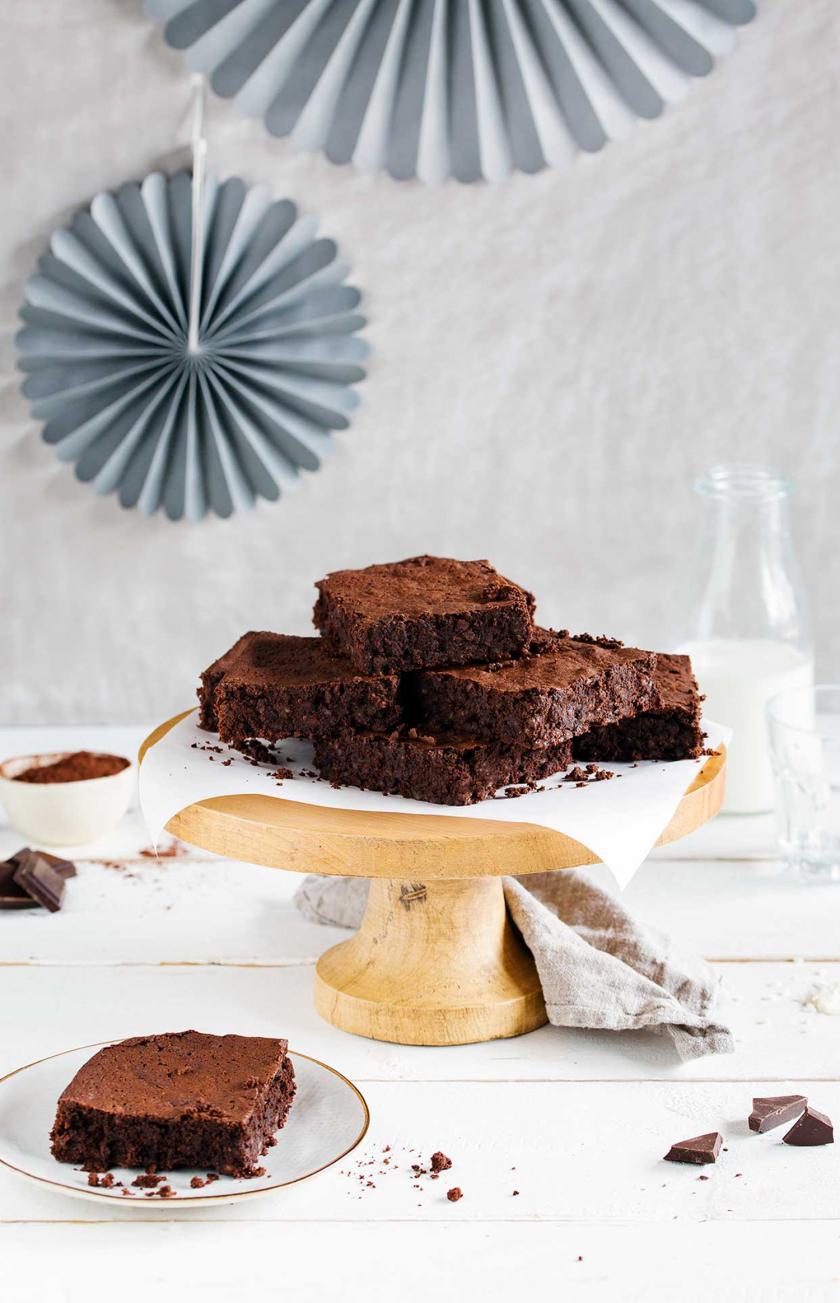 Mehrere Milchreis-Brownies sind auf einer Etagere gestapelt.