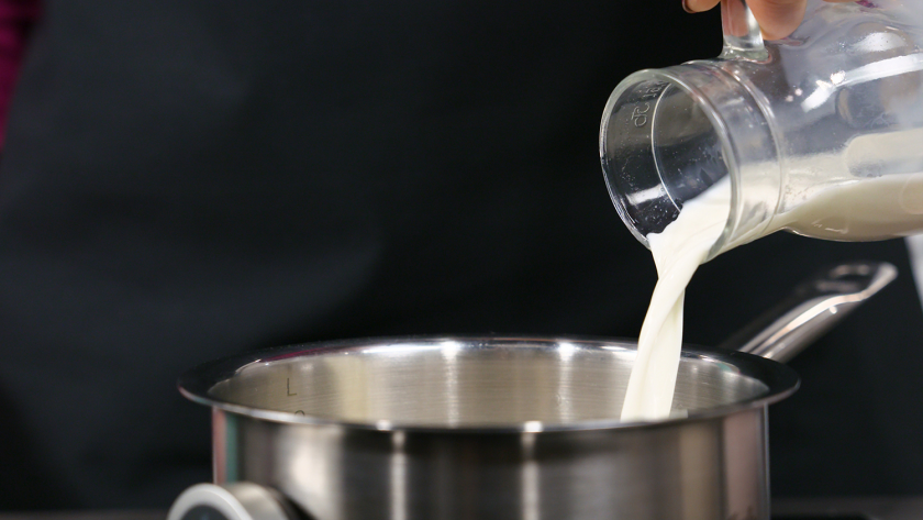 Für die Basis der Milchreis-Brownies wird Milch in eine Topf gegeben.