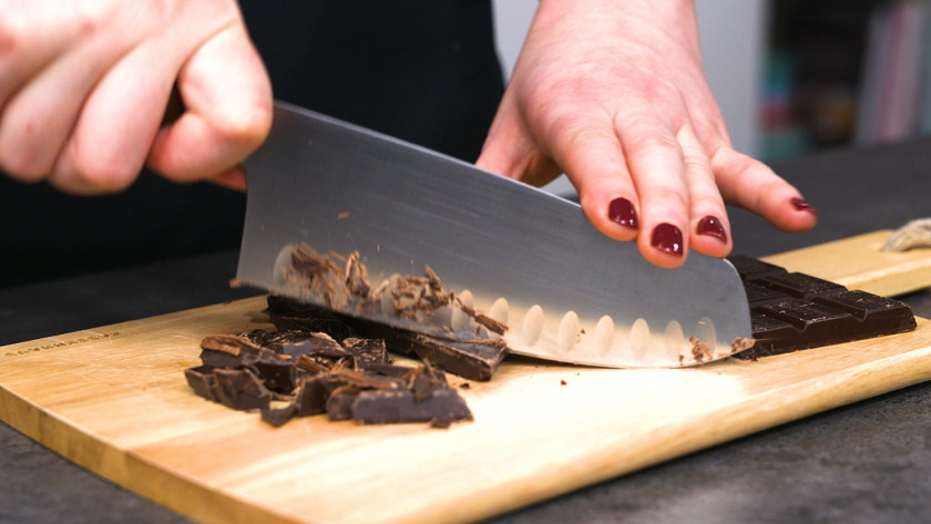 Für den Teig der Milchreis-Brownies wird Schokolade gehackt.