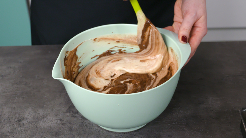 Alle Komponenten für den Teig der Milchreis-Brownies werden in einer Schüssel verrührt.