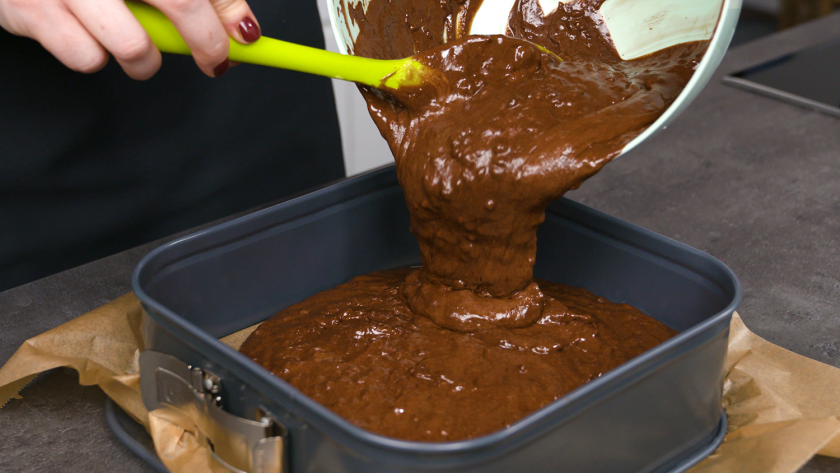 Der Teig für die Milchreis-Brownies wird in eine quadratische Backform gegeben.