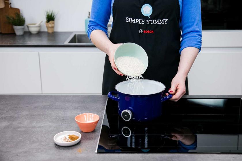 Milchreis wird in den Topf zur Milch gegeben.