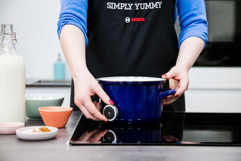 PerfectCook Kochsensor wird an einen Topf angebracht.