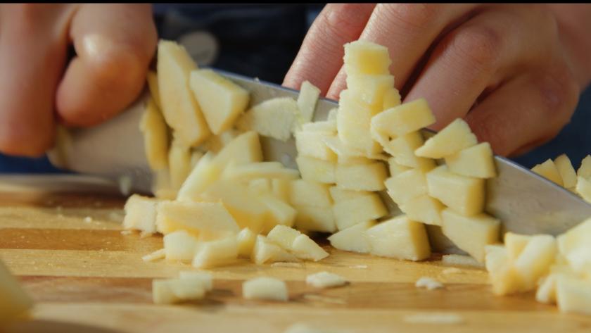 Äpfel würfeln.