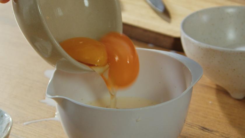 Eier cremig rühren.